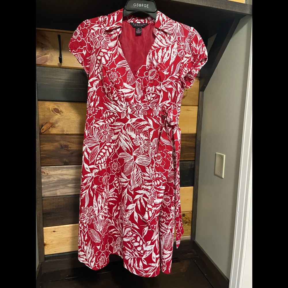 Women's dress/ Like new. Very comfortable and soft fabric.Size 10petite